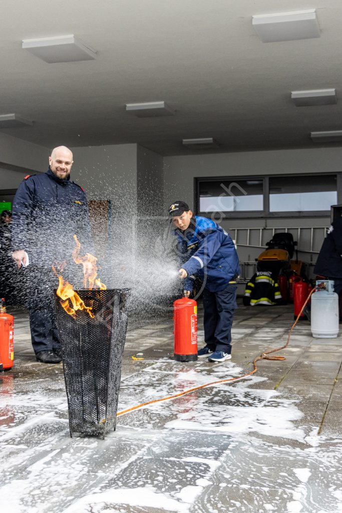 Jugendliche bedient Feuerlöscher