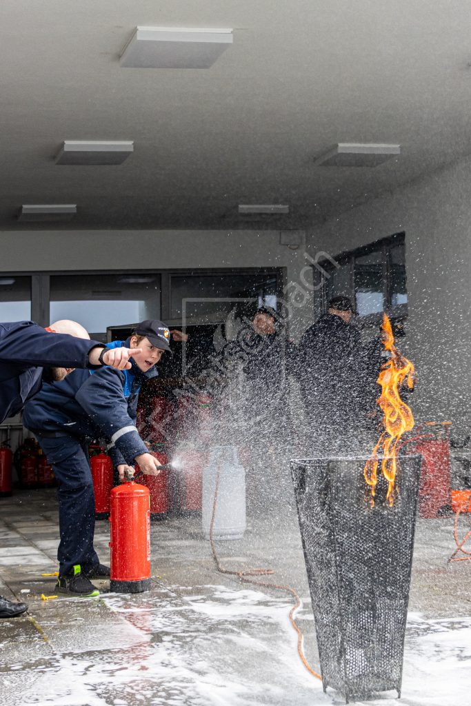 Jugendliche bedient Feuerlöscher