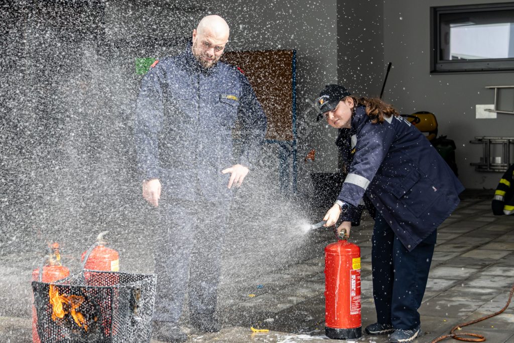 Jugendliche bedient Feuerlöscher