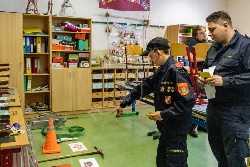 Jugendlicher erklärt Geräte für den technischen Einsatz