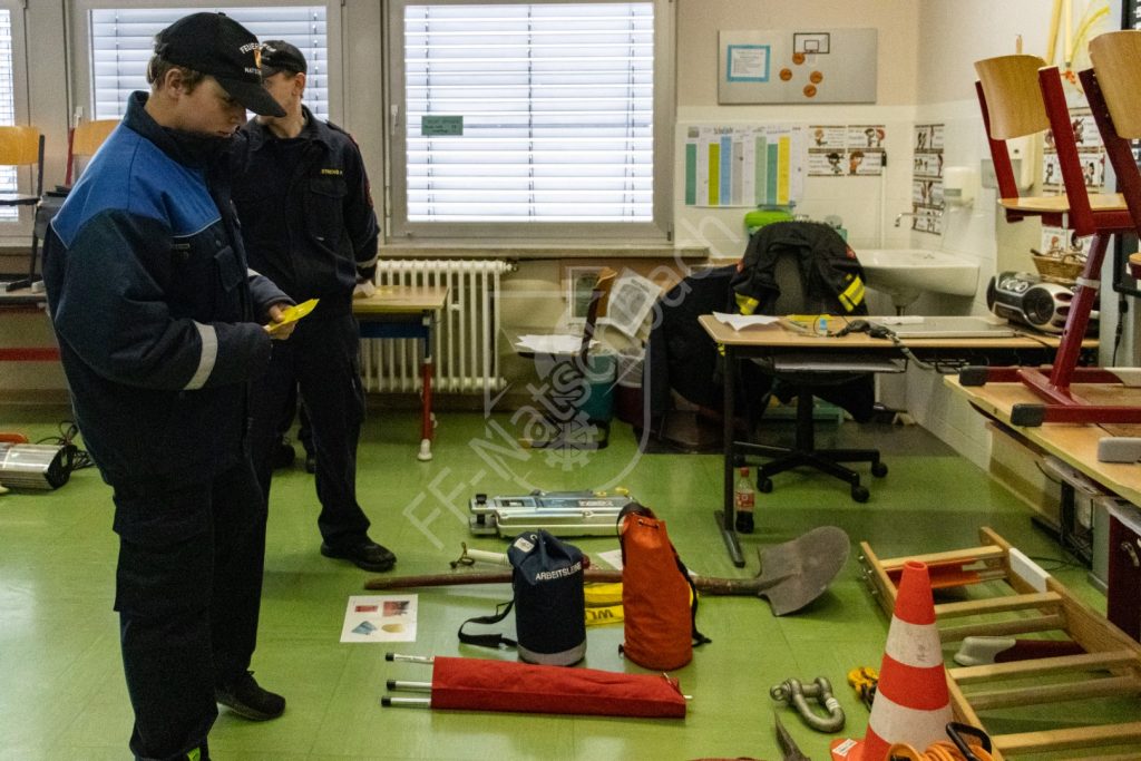 Jugendlicher erklärt Geräte für den technischen Einsatz