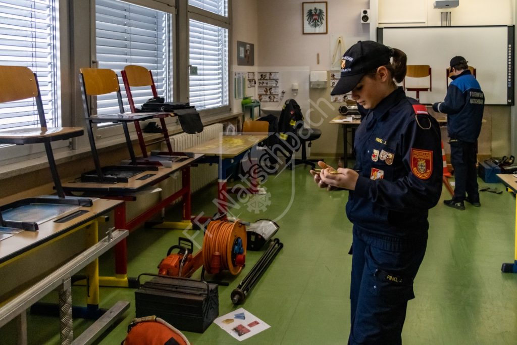 Jugendliche erklärt Geräte für den technischen Einsatz