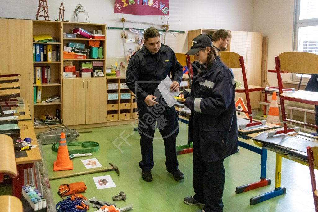 Jugendliche erklärt Geräte für den technischen Einsatz